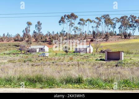 OP DIE BERG, SÜDAFRIKA - SEP 9, 2022: Bauernhäuser an der Straße R303 in der Nähe von Op die Berg in der Region Koue Bokkeveld am Westkap Provin Stockfoto