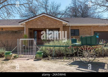 OP DIE BERG, SÜDAFRIKA - SEP 9, 2022: Ein Pferdewagen vor einem Haus in Op die Berg in der Region Koue Bokkeveld am Westkap Provin Stockfoto