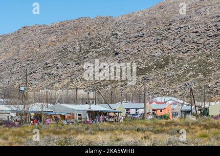 OP DIE BERG, SÜDAFRIKA - SEP 9, 2022: Ansicht eines Townships in Op die Berg in der Region Koue Bokkeveld der Western Cape Province. Menschen und viele Stockfoto