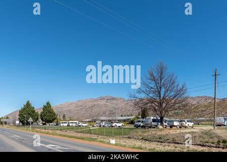 OP DIE BERG, SÜDAFRIKA - SEP 9, 2022: Die Grundschule Koue Bokkeveld in Op die Berg in der Provinz Westkap. Viele Fahrzeuge sind sichtbar Stockfoto