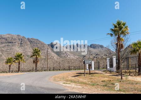 KOUE BOKKEVELD, SÜDAFRIKA - SEP 9, 2022: Eingang zum Kunje Guesthouse auf der Straße R303 in der Region Koue Bokkeveld in der Provinz Western Cape Stockfoto