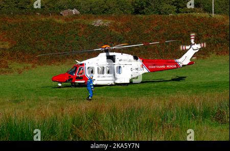 Ein HM Coastguard AgustaWestland AW189 SAR Hubschrauber landet auf einer grünen Fläche nördlich von Ulva Ferry auf der Isle of Mull, Argyll und Bute, Schottland. Stockfoto