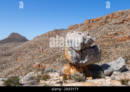 Felsenstapel vor der felsigen Landschaft des Cederbergs im Westkap von Südafrika Stockfoto