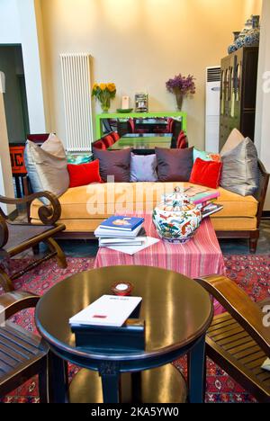 Peking, CHINA - Touristenhotels, Innenbereich, Lounge des zentralen Innenhofs im Boutique-Stil in einem alten Hutong, The Cote Cour S.L., 70 Yan Yue Hu Tong, DongChengQu, trendy Stockfoto