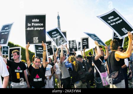 PARIS - AIDS-Demonstration auf dem Rasen Champs-de-Mars, Park in der Nähe von Eiffelturm Stockfoto