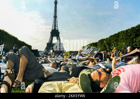 PARIS, Frankreich - große Menschenmenge Szene, liegend aus Protest AIDS Demonstration auf Lawn Champs-de-Mars, Park in der Nähe des Eiffelturms Stockfoto