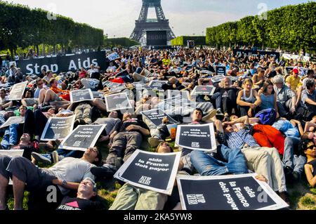 PARIS, Frankreich - große Menschenmenge Szene, liegend aus Protest AIDS Demonstration auf Lawn Champs-de-Mars, Park in der Nähe des Eiffelturms Stockfoto