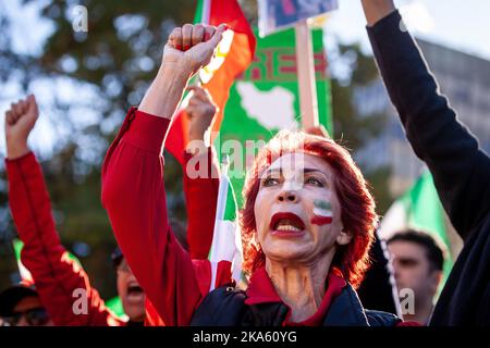 Washington, Usa. 29. Oktober 2022. Zari, eine regelmäßige Kundgebung bei iranischen Demonstrationen in Washington, DC, nimmt an einer Kundgebung und einem marsch für Mahsa (Zhina) Amini Teil, die junge Frau, die in Gewahrsam der iranischen Moralpolizei starb. Die Veranstaltung war eine von vielen weltweit, bei der sich in Solidarität mit den Demonstranten im Iran eine Menschenkette bildete. Die Proteste, die bis in die siebte Woche andauern, stellen die größte Bedrohung für das islamische Regime seit Jahrzehnten dar. (Foto von Allison Bailey/SOPA Images/Sipa USA) Quelle: SIPA USA/Alamy Live News Stockfoto