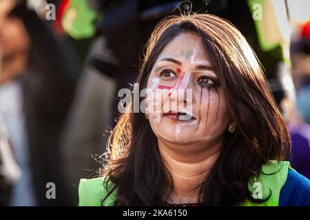 Washington, DC, USA. 29. Oktober 2022. Eine der Tausenden Demonstranten bei einer Kundgebung und einem marsch für Mahsa (Zhina) Amini, die junge Frau, die in Gewahrsam der iranischen Moralpolizei starb. Die Veranstaltung war eine von vielen weltweit, bei der sich in Solidarität mit den Demonstranten im Iran eine Menschenkette bildete. Die Proteste, die bis in die siebte Woche andauern, stellen die größte Bedrohung für das islamische Regime seit Jahrzehnten dar. (Bild: © Allison Bailey/SOPA Images via ZUMA Press Wire) Stockfoto