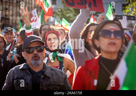 Washington, DC, USA. 29. Oktober 2022. Tausende nehmen an einer Kundgebung Teil und marschieren für Mahsa (Zhina) Amini, die junge Frau, die in Haft der iranischen Moralpolizei starb. Die Veranstaltung war eine von vielen weltweit, bei der sich in Solidarität mit den Demonstranten im Iran eine Menschenkette bildete. Die Proteste, die bis in die siebte Woche andauern, stellen die größte Bedrohung für das islamische Regime seit Jahrzehnten dar. (Bild: © Allison Bailey/SOPA Images via ZUMA Press Wire) Stockfoto