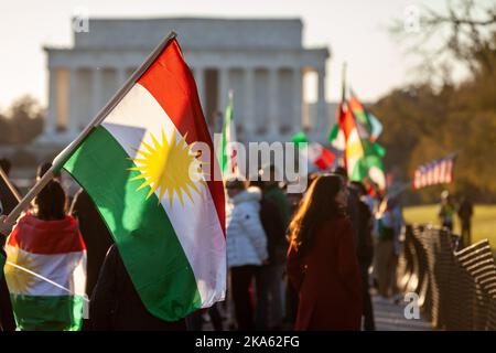 Washington, Usa. 29. Oktober 2022. Menschen mit kurdischen Flaggen nehmen an einem marsch für Mahsa (Zhina) Amini Teil, die junge Frau, die in Gewahrsam der iranischen Moralpolizei starb. Während der Proteste in Washington, DC, haben die Organisatoren die Bedeutung der kurdischen Identität von Amini hervorgehoben. Die Veranstaltung war eine von vielen weltweit, bei der sich in Solidarität mit den Demonstranten im Iran eine Menschenkette bildete. Die Proteste, die bis in die siebte Woche andauern, stellen die größte Bedrohung für das islamische Regime seit Jahrzehnten dar. Kredit: SOPA Images Limited/Alamy Live Nachrichten Stockfoto