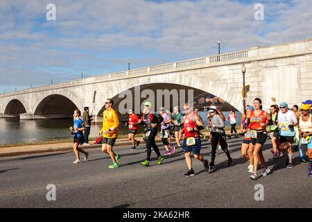 Washington, Usa. 30. Oktober 2022. Läufer passieren die Memorial Bridge während des Marine Corps Marathons 2022. Die jährliche Veranstaltung zieht Zehntausende von Läufern an, und Menschen aus allen 50 US-Bundesstaaten und 48 Ländern nahmen an dem diesjährigen Rennen Teil. Kredit: SOPA Images Limited/Alamy Live Nachrichten Stockfoto