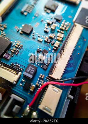 Februar 15. 2021 Dehradun Indien. Nahaufnahme einer Platine mit verschiedenen Arten von elektronischen Komponenten. Selektiver Fokus. Stockfoto