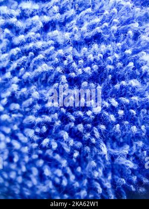 Eine Nahaufnahme von einem blauen Baumwolltuch im Detail. Indien. Stockfoto