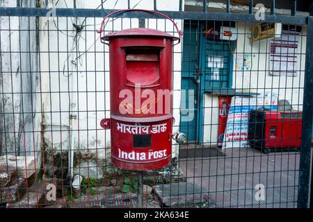 Oktober 14. 2022 Dehradun City Uttarakhand Indien. Indien Post. Vintage Red Briefkasten. Stockfoto