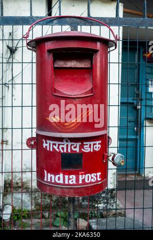 Oktober 14. 2022 Dehradun City Uttarakhand Indien. Indien Post. Vintage Red Briefkasten. Stockfoto