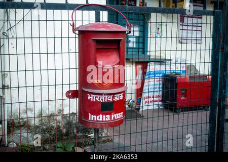 Oktober 14. 2022 Dehradun City Uttarakhand Indien. Indien Post. Vintage Red Briefkasten. Stockfoto