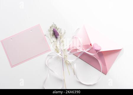 Eine Papiertüte mit Buchstaben wie Langlebigkeit und Feier darauf geschrieben, um Geld in die Feier zu setzen Stockfoto