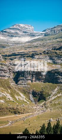 Pferdeschwanzwasserfall und hoher Berggipfel in den Pyrenäen Stockfoto