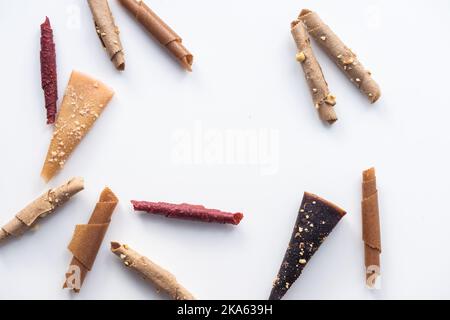 Natürliche und gesunde Snack-Lebensmittel - Fruchtpastille aus Äpfeln, Himbeere und Johannisbeere auf weißem Hintergrund. Fruchtmarschall Stockfoto