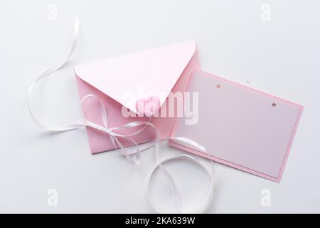 Eine Papiertüte mit Buchstaben wie Langlebigkeit und Feier darauf geschrieben, um Geld in die Feier zu setzen Stockfoto