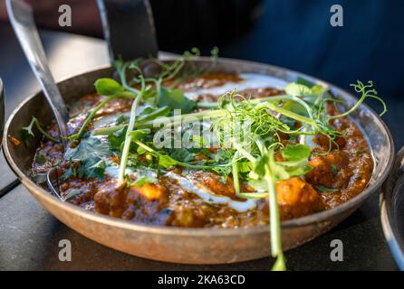 Shahi Lasooni Paneer diente in Stockholm, Schweden. Shahi Lasooni Paneer ist ein indischer Quark, der in einer Cashew-Sauce geröstet wird. Stockfoto