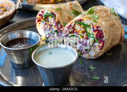 Kathir Brötchen serviert in Stockholm, Schweden. Kathi Roll ist ein indisches Street Food, das aus Kalkutta in Westbengalen stammt. Stockfoto