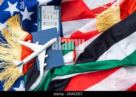 Nationale VAE, US-Flaggen, Spielzeugflugzeug und Pässe Stockfoto