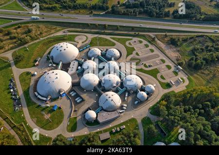 Gebäude, die durch ein Netz des Filmstudios der Alvernia Studios in der Nähe von Krakau verbunden sind. Draufsicht, Fotos aufgenommen mit einer Drohne. Stockfoto