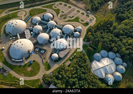 Gebäude, die durch ein Netz des Filmstudios der Alvernia Studios in der Nähe von Krakau verbunden sind. Draufsicht, Fotos aufgenommen mit einer Drohne. Stockfoto