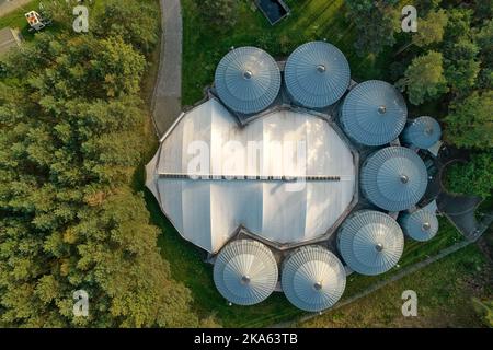 Gebäude, die durch ein Netz des Filmstudios der Alvernia Studios in der Nähe von Krakau verbunden sind. Draufsicht, Fotos aufgenommen mit einer Drohne. Stockfoto