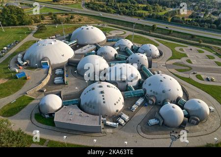 Gebäude, die durch ein Netz des Filmstudios der Alvernia Studios in der Nähe von Krakau verbunden sind. Draufsicht, Fotos aufgenommen mit einer Drohne. Stockfoto