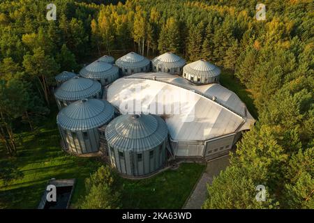 Gebäude, die durch ein Netz des Filmstudios der Alvernia Studios in der Nähe von Krakau verbunden sind. Draufsicht, Fotos aufgenommen mit einer Drohne. Stockfoto