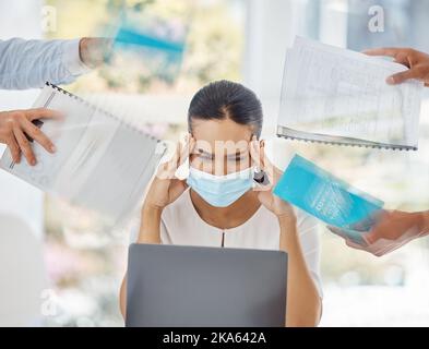 Geschäftsfrau, Laptop und überfordert von Arbeitsbelastung, Kopfschmerzen oder Burnout bei der Arbeit im Büro. Weibliche Angestellte, die versucht, sich unter Druck zu konzentrieren Stockfoto