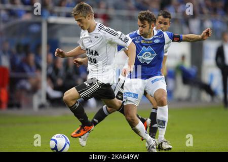 Moldes Magne Hoseth (rechts) tappte Markus Henriksen (links) während des Fußballligaspiels zwischen Molde und Rosenborg im Aker-Stadion in Molde. Molde verlor 0-2. Stockfoto