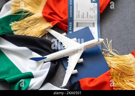 Pass der Vereinigten Arabischen Emirate mit Nationalflagge auf grauem Hintergrund Stockfoto