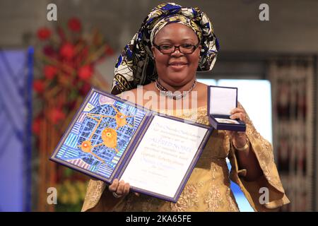 OSLO 20111210. Verleihung des Friedensnobelpreises 2011. Preisträgerin der liberianischen Friedensaktivistin Leymah Gbowee mit Medaille und Diplom am Samstag im Rathaus von Oslo. Foto: Cornelius Poppe / Scanpix Norwegen/POOL Stockfoto