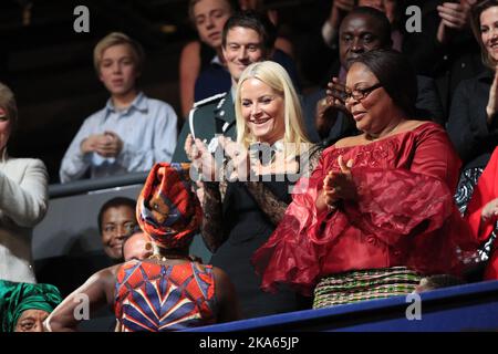 Oslo 20111211. Friedensnobelpreis-Konzert in der Musikhalle Spektrum. Angelique Kidjo singt für Kronprinzessin Mette-Marit und Friedensnobelpreisträgerin Leymah Gbowee. Foto: Cornelius Poppe / SCANPIX NORWEGEN Stockfoto