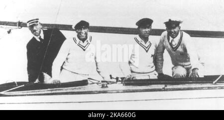 Kronprinz Olav von Norwegen (zweiter links), Johan Anker und der Rest der Besatzung feiern den Gewinn einer Goldmedaille auf ihrem Boot Norna Stockfoto