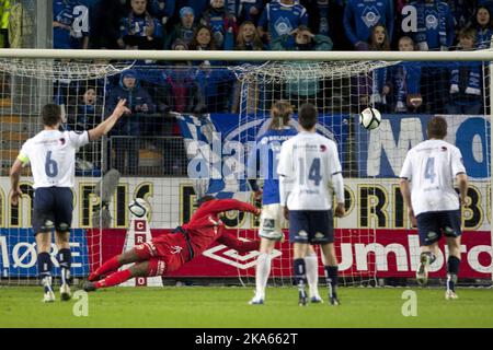 Mounir Hamoud (Mitte) im Duell mit Magne Simonsen Liga-Spiel des Fußballs zwischen Molde und Str¿msgodset IF PA Aker Stadium in Molde Freitagabend. Foto: Svein Ove Ekornesvaag / Scanpix Stockfoto