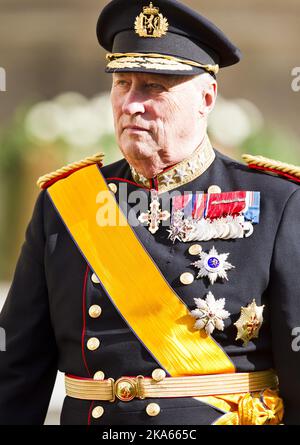 König Harald von Norwegen verlässt die Zeremonie in der Kathedrale Notre Dame in Luxemburg, wo Kronprinz Guillaume, Luxemburgs erster Thronfolger, mit der belgischen Gräfin Stephanie de Lannoy verheiratet wurde. Stockfoto