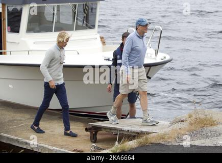 Bill Gates, seine Frau Melinda und seine Kinder waren für einen kurzen Besuch in Norwegen. Sie wurden von der norwegischen Crownprince-Familie, die sie am Donnerstag, dem 1. August 2013, gesehen hatte, zum Flughafen Kjevik in der Nähe von Kristiansand im äußersten Süden Norwegens gebracht. Sie wurden mit dem Boot mitgenommen und mit dem Gepäck an Land geholfen, bevor sie sich verabschiedeten. Das Bild zeigt Bill Gates, der aus dem Boot kommt, gefolgt von dem Sohn Marius von Kronprinzessin Mette Marit. Stockfoto