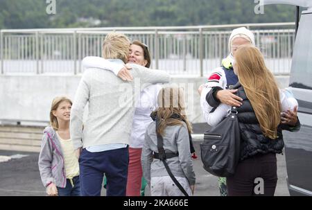 Bill Gates, seine Frau Melinda und seine Kinder waren für einen kurzen Besuch in Norwegen. Sie wurden von der norwegischen Crownprince-Familie, die sie am Donnerstag, dem 1. August 2013, gesehen hatte, zum Flughafen Kjevik in der Nähe von Kristiansand im äußersten Süden Norwegens gebracht. Sie wurden mit dem Boot mitgenommen und mit dem Gepäck an Land geholfen, bevor sie sich verabschiedeten. Das Bild zeigt Melinda, der den Sohn von Kronprinzessin Mette Marit umarmt. Stockfoto