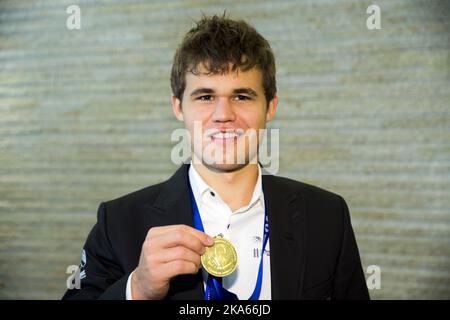 Magnus Carlsen posiert mit der Medaille nach der Preisverleihung im Hyatt Regency Hotel. Carlsen ist der neue Schachweltmeister, nachdem er am Freitag, 22. November 2013, den Meistertitel in Chennai, Indien, gewonnen hat. Stockfoto