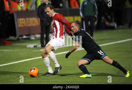 Tottenhams Lewis Holtby im Duell mit Tromsoes Ruben Kristiansen. Spiel endete 0 - 2. Stockfoto