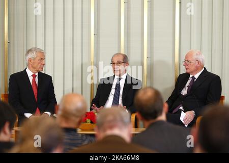 Oslo, 20131209: Ahmet Üzümcü (Mitte), Generaldirektor der OVCW, spricht auf einer Pressekonferenz im Nobel-Institut, wo die OVCW (Organisation für das Verbot chemischer Waffen) den Friedensnobelpreis 2013 erhalten soll, der für seine umfangreichen Bemühungen zur Beseitigung chemischer Waffen vergeben wird. Links ist Vorsitzender des norwegischen Nobelkomitees Thorbjorn Jagland, rechts Geir Lundestad, Leiter des norwegischen Nobelinstituts. Foto: Heiko Junge Stockfoto