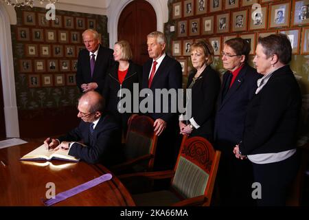 Oslo, 20131209: Ahmet Üzümcü (Mitte), Generaldirektor der OPCW, unterschrieb das Gastprotokoll am Nobelinstitut. Die OVCW (Organisation für das Verbot chemischer Waffen) erhält den Friedensnobelpreis 2013, der für ihre umfangreichen Bemühungen zur Beseitigung chemischer Waffen vergeben wird. Das Nobelkomitee im Hintergrund, Vorsitzender Thorbjorn Jagland keine drei von links. Foto: Heiko Junge Stockfoto