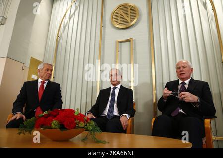 Oslo, 20131209: Ahmet Üzümcü (Mitte), Generaldirektor der OVCW, spricht auf einer Pressekonferenz im Nobel-Institut, wo die OVCW (Organisation für das Verbot chemischer Waffen) den Friedensnobelpreis 2013 erhalten soll, der für seine umfangreichen Bemühungen zur Beseitigung chemischer Waffen vergeben wird. Links ist Vorsitzender des norwegischen Nobelkomitees Thorbjorn Jagland, rechts Geir Lundestad, Leiter des norwegischen Nobelinstituts. Foto: Heiko Junge Stockfoto