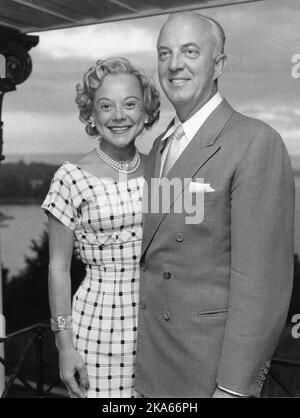 Sonja Henie (links) und Niels Onstad in ihrem Zuhause Granholtet auf Landoya. Das Paar war gerade von einer dreimonatigen Hochzeitsreise zurückgekehrt, als das Bild aufgenommen wurde. Stockfoto