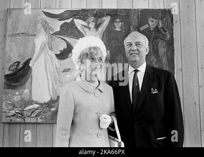 Sonja Henie (links) und Niels Onstad bei der Eröffnung des Munch Museums. Stockfoto